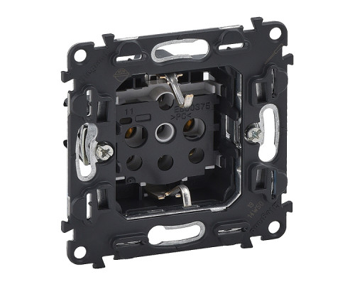 Valena In'Matic - Розетка 2P+E нем. стд., винтовые зажимы